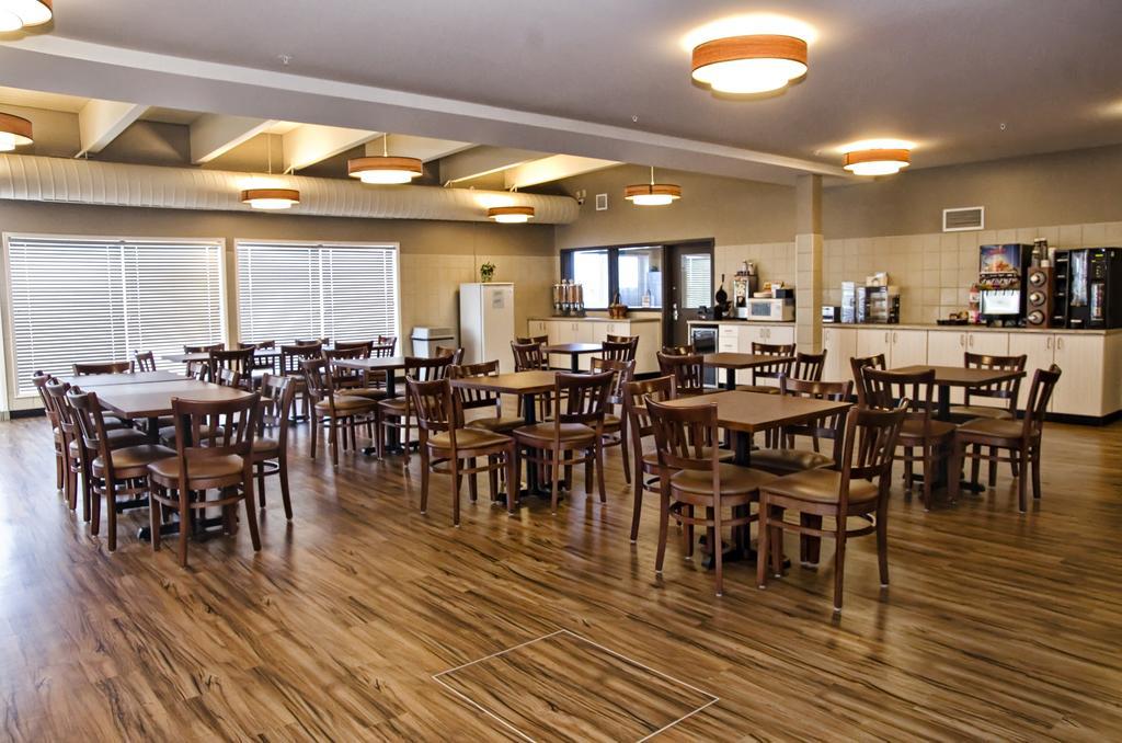 Lakeview Inns & Suites - Brandon Exterior photo